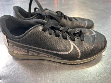 Used Nike Soccer Indoor Shoes White Junior 02.5 11868-S000060891