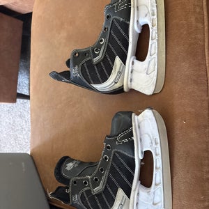 Tour 700 size youth 1 Skates