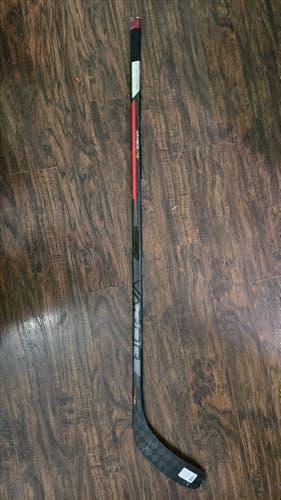 Intermediate Bauer Vapor Hyperlite Right Handed Hockey Stick P88 (Used)