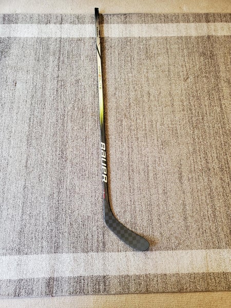 Left Hand Bauer Vapor Hyperlite 2 77 Flex Hockey Stick P28 Senior (Lightly Used)