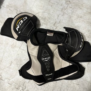 Junior Large CCM Tacks 1052 Shoulder Pads  (Used)