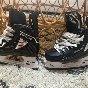 2025 True Catalyst 9X4 Hockey Skates Regular Width 7.5 (Used)