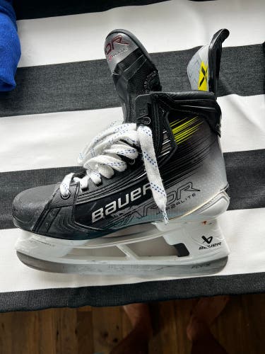 Bauer Vapor Hyperlite 2 Hockey Skates 7.5 (Used)