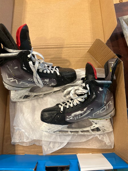 Bauer Vapor Hyperlite Hockey Skates 9.5 (Used)