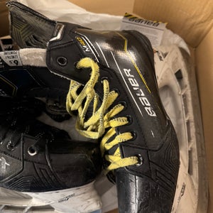 2024 Bauer M40 Hockey Skates Regular Width 6.5 (Used)