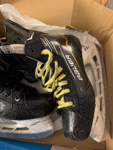 2024 Bauer M40 Hockey Skates Regular Width 6.5 (Used)