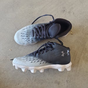 Size M 8.5 (W 9.5) Under Armour High Top Molded Cleats