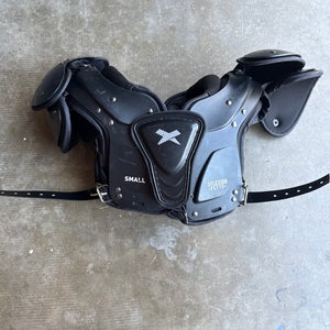 Used Youth Small Xenith Flyte Shoulder Pads