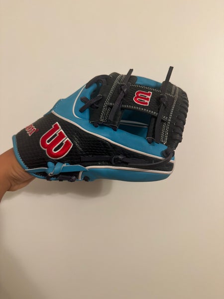 MINT CONDITIONS 2025 Wilson RH Infield A2000 Baseball Glove 11.5" (Used)