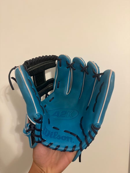MINT CONDITIONS 2025 Wilson RH Infield A2000 Baseball Glove 11.5" (Used)