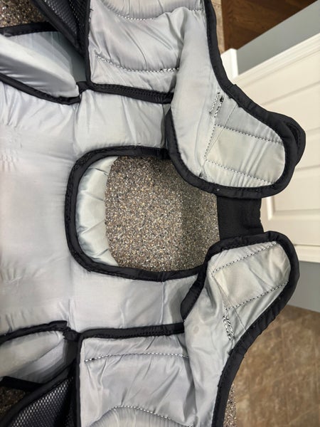 Used 2022 Vaughn Velocity V9 Goalie Chest Protector Int Small