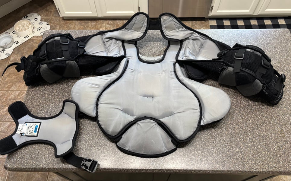Used 2022 Vaughn Velocity V9 Goalie Chest Protector Int Small