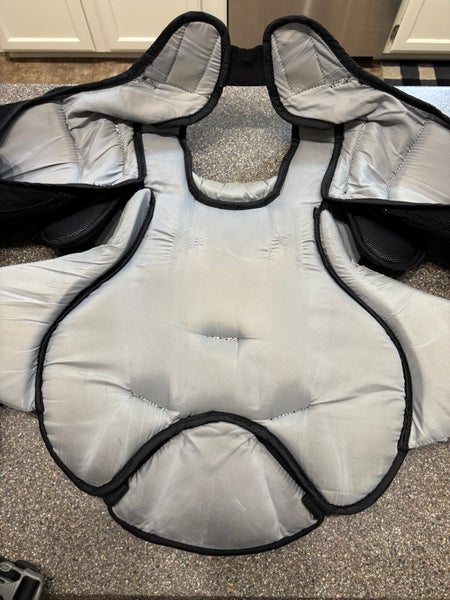 Used 2022 Vaughn Velocity V9 Goalie Chest Protector Int Small