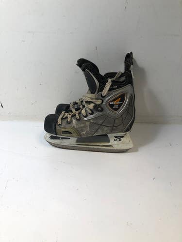 Used CCM VECTOR 3.0 Junior 03.5 Ice Skates / Ice Hockey Skates 11339-S000141639