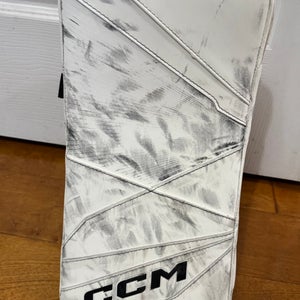 CCM Axis 2.4 Junior Blocker