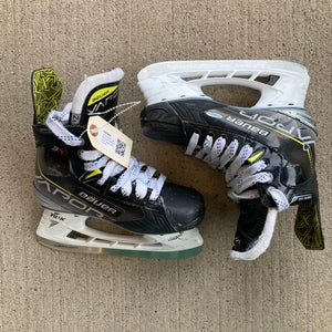 Junior Bauer Vapor 3X Hockey Skates Regular Width Size 2 (Used)