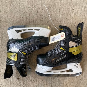 Junior Bauer Ignite Pro+ Hockey Skates Regular Width Size 1 (Used)