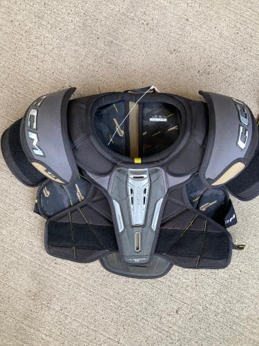 Large Junior CCM Tacks Classic SE Shoulder Pads (Used)