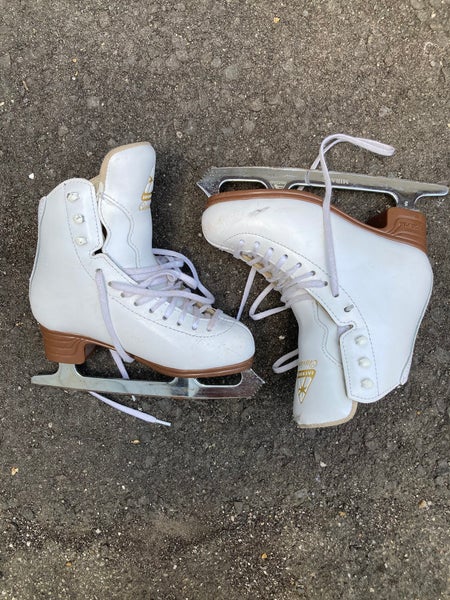 White Jackson Classique Figure Skates Junior 1.5 (Used)