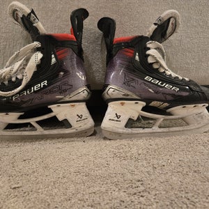 2024 Bauer Vapor 5x pro Hockey Skates Regular Width Size 3.5 (Used)