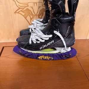 2023 Bauer Vapor Hyperlite 2 Hockey Skates Narrow Width Pro Stock 8.5 (Used)