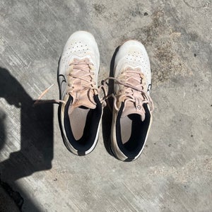 White Men's Size M 10.0 (W 11.0) Youth Nike Low Top Molded Cleats (Used)