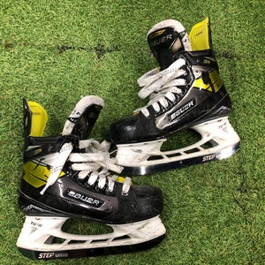 Intermediate Bauer Supreme 3S Hockey Skates Size 4.0 (Used)