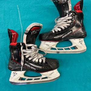 Junior Bauer Vapor 3X Pro Hockey Skates Regular Width Size 2.5 (Used)