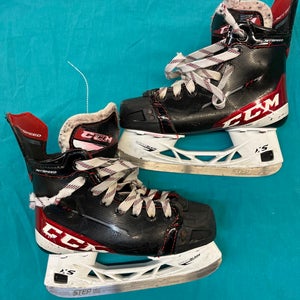 Junior CCM JetSpeed FT485 Hockey Skates Regular Width Size 2.5 (Used)