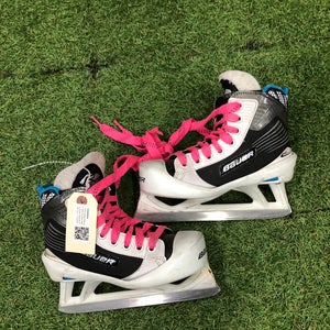 Junior Bauer Reactor 2000 Hockey Goalie Skates Regular Width Size 1.5 (Used)