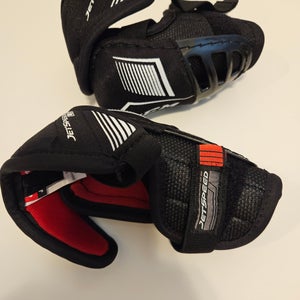 Junior Medium CCM JetSpeed LE Elbow Pads (Used)