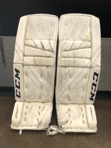 30"+1 Junior CCM Extreme Flex 5.5 Goalie Leg Pads (Used)