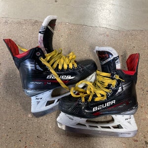 Intermediate Bauer Vapor X4 Hockey Skates Size 5 (Used)