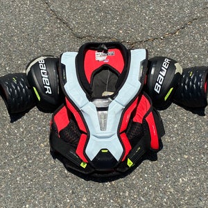 Medium Intermediate Bauer Vapor Hyperlite Shoulder Pads (Used)