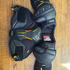 CCM Tacks 9080 Shoulder Pads | Senior Small