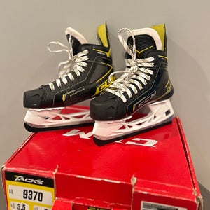 CCM SuperTacks 9370 -JR 3.5, Width, D- NEW Un-Used