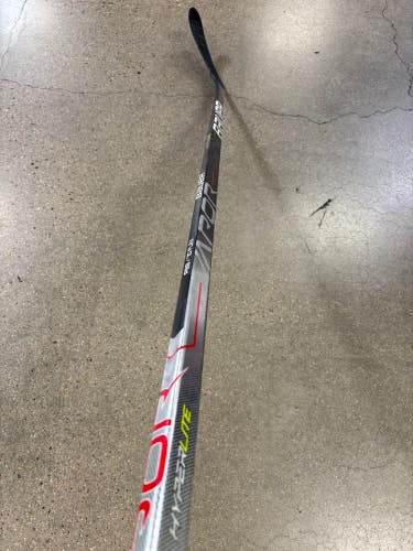 Intermediate Bauer Vapor Hyperlite Hockey Stick Left Hand P28 (Used)
