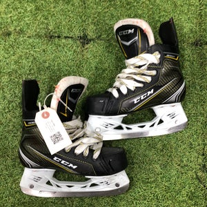 Junior CCM Tacks 9060 Hockey Skates Regular Width Size 1.5 (Used)