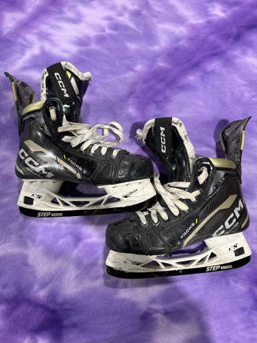 Intermediate CCM AS-V Hockey Skates Regular Width Size 5 (Used)