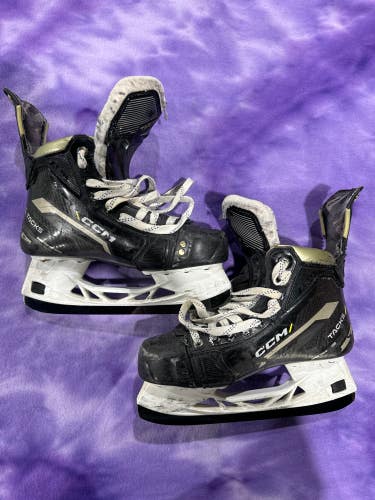 Intermediate CCM AS-V Hockey Skates Regular Width Size 5 (Used)