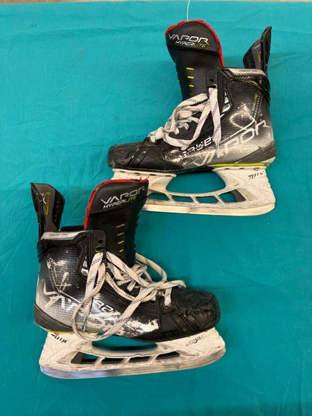 Senior Bauer Vapor Hyperlite Hockey Skates 8 (Used)