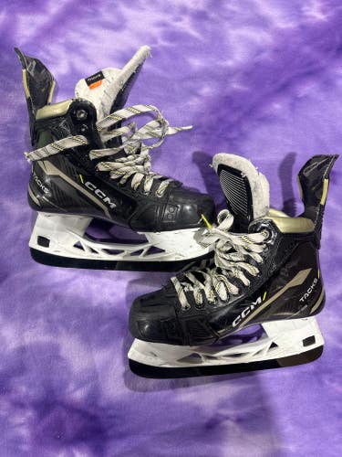 Intermediate CCM AS-V Hockey Skates Regular Width 6 (Used)
