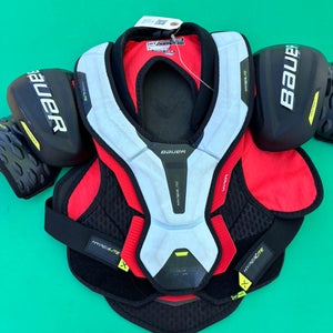 Medium Intermediate Bauer Vapor Hyperlite Shoulder Pads (Used)