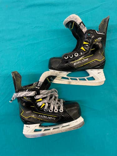 Youth Bauer Supreme M40 Hockey Skates Regular Width 12 (Used)