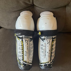 Junior CCM Tacks 9060 11" Shin Pads (Used)