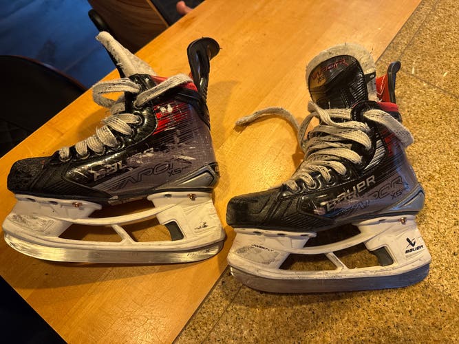 2023 Bauer Vapor 5x pro Hockey Skates Regular Width Size 1 (Used)