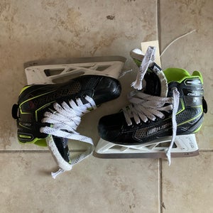 Junior Bauer GSX Hockey Goalie Skates Extra Wide Width Size 2.5 (Used)