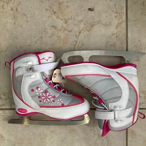 White VIc Figure Skates Junior 3 (Used)