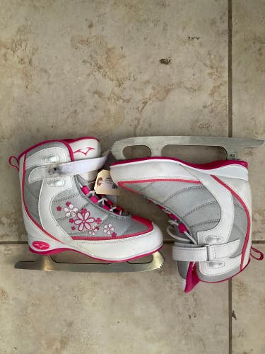 White VIc Figure Skates Junior 3 (Used)