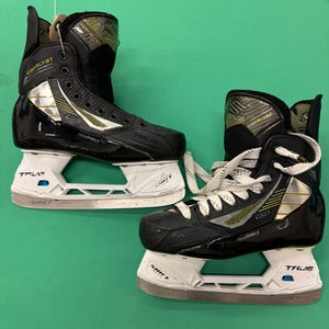 Intermediate True Catalyst 7 Hockey Skates Size 4 (Used)